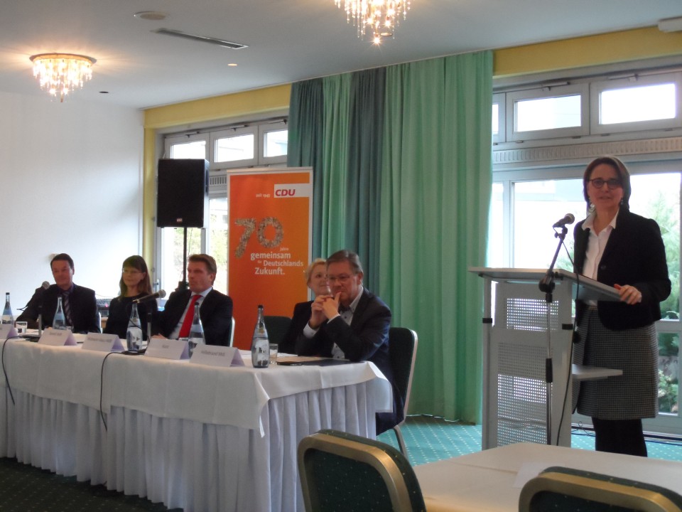 Klaus Tappeser, Christine Jerabek, Thomas Bareiß MdB, Silke Kurz, Dieter Hillebrand MdL und PSts. Annette Widmann-Mauz MdB Klaus Tappeser, Christine Jerabek, Thomas Bareiß MdB, Silke Kurz, Dieter Hillebrand MdL und PSts. Annette Widmann-Mauz MdB