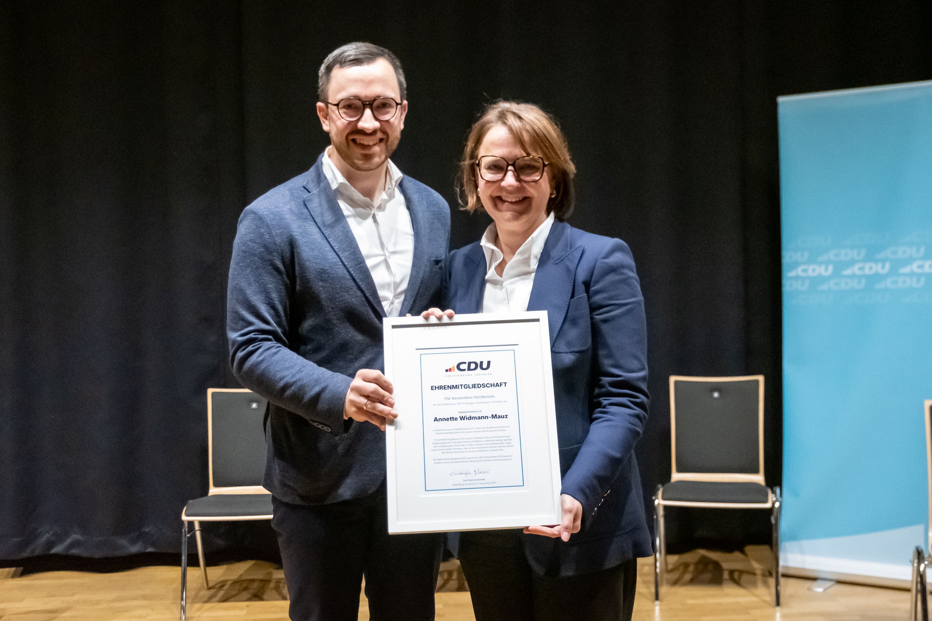 Besondere Auszeichnung: die Ehrenmitgliedschaft des CDU-Kreisverbandes Tbingen fr Annette Widmann-Mauz