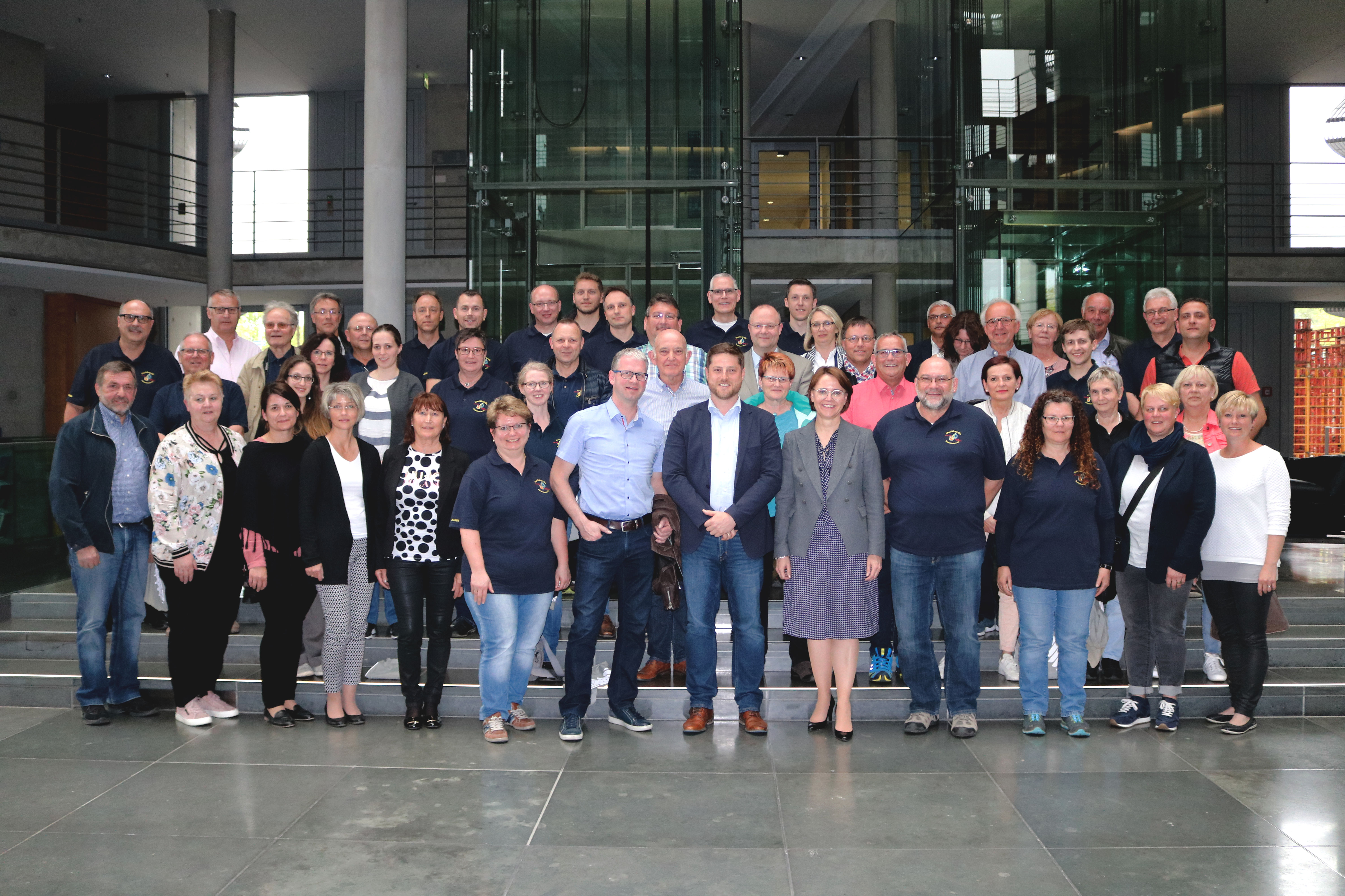 Die Gruppe aus Dettenhausen und Bisingen mit Staatsministerin Widmann-Mauz im Paul-Löbe-Haus / Dt. Bundestag (Bildquelle: Büro Widmann-Mauz) Die Gruppe aus Dettenhausen und Bisingen mit Staatsministerin Widmann-Mauz im Paul-Löbe-Haus / Dt. Bundestag (Bildquelle: Büro Widmann-Mauz)