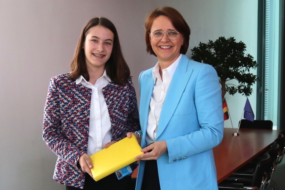 Bild: Staatsministerin Annette Widmann-Mauz MdB und Maren Höschle im Bundeskanzleramt Bild: Staatsministerin Annette Widmann-Mauz MdB und Maren Höschle im Bundeskanzleramt
